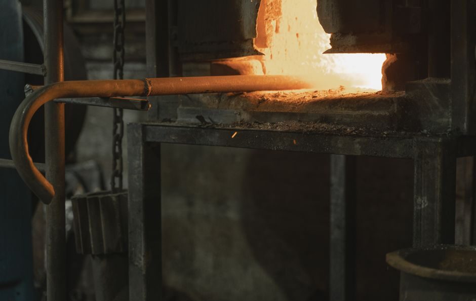Moderne Begleitheizung in einer Industrieanlage zur Temperaturregelung von Rohrleitungen und Maschinen